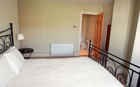 Glen Ard Hh No 1: Cama, Habitación, Lecho, Mueble, Sábana, Madera, Suelo, Diseño De Interiores, Piso, Habitación