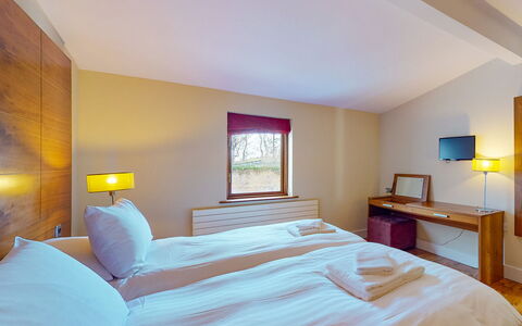 Castlemartyr Lodges (Tr4) No 3 (2 Bed): Madera, Mueble, Piso, Diseño De Interiores, Techo, Suelo, Habitación, Cama, Marco De La Cama, Manchas De Madera