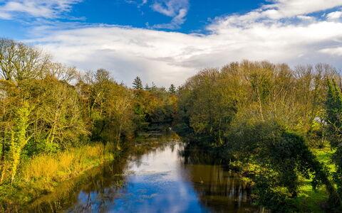 Castlemartyr Lodges (Tr4) No 3 (2 Bed): Azul, Agua, Los Recursos Hídricos, Cuerpo De Agua, Verde, Naturaleza, Entorno Natural, Paisaje Natural, Corriente De Agua, Nube