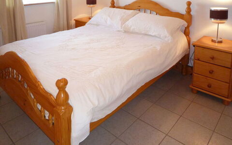 Old Barn Cottage Heir Island: Cama, Mueble, Lecho, Habitación, Sábana, Madera, Linos, Piso, Suelo, Textil