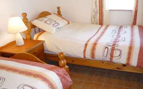 Old Barn Cottage Heir Island: Cama, Mueble, Habitación, Lecho, Sábana, Madera, Diseño De Interiores, Piso, Suelo, Habitación