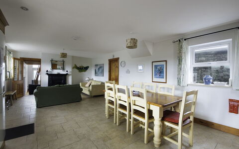 Rhea Holiday Home Bantry: Mueble, Madera, Mesa, Piso, Diseño De Interiores, Techo, Suelo, Habitación, Silla, Sala