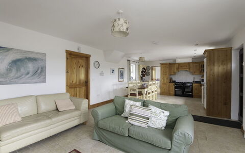 Rhea Holiday Home Bantry: Mueble, Madera, Sofá, Diseño De Interiores, Piso, Casa, Techo, Suelo, Sala, Habitación