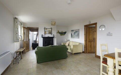 Rhea Holiday Home Bantry: Mueble, Piso, Suelo, Diseño De Interiores, Techo, Habitación, Sala, Sofá, Silla