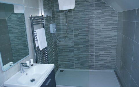 Dingle Cy (Tr4) - 3 Bed No 12: Baño, Arreglo De Tubería, Piso, Suelo, Diseño De Interiores, Lavabo, Lavabo Del Baño, Grifo, Plomería, Loseta