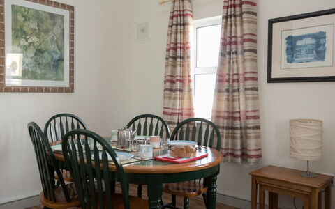 Spanish Cove(Tr4) D4 (Sleeps 5): Mueble, Diseño De Interiores, Madera, Piso, Silla, Textil, Mesa, Suelo, Comedor, Encendiendo