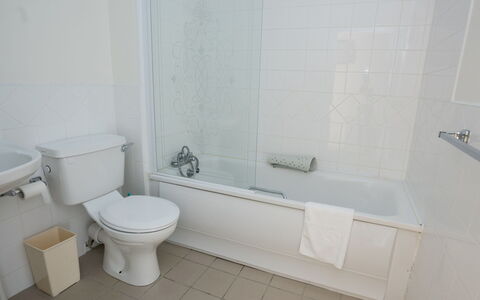 Spanish Cove(Tr4) D4 (Sleeps 5): Baño, Arreglo De Tubería, Bañera, Piso, Suelo, Diseño De Interiores, Baño, Grifo, Plomería, Ducha