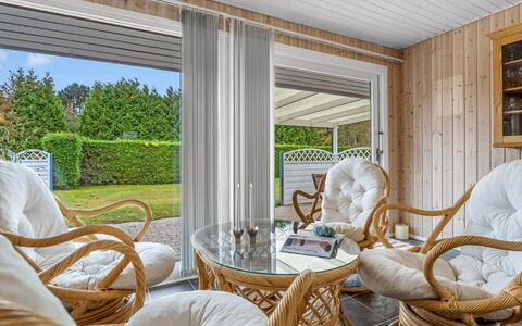 Einari - 500M from the Sea: Cabaña, Patio Interior, Yarda, Edificios Del Jardín, Cobertizo, Vía Muerta, Mueble Para Exteriores, Cuarto De Troncos, Estructura Al Aire Libre, Choza