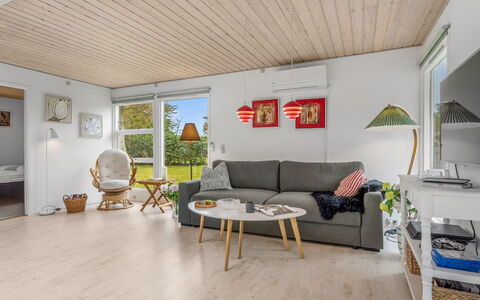 Einari - 500M from the Sea: Cabaña, Patio Interior, Yarda, Edificios Del Jardín, Cobertizo, Vía Muerta, Mueble Para Exteriores, Cuarto De Troncos, Estructura Al Aire Libre, Choza