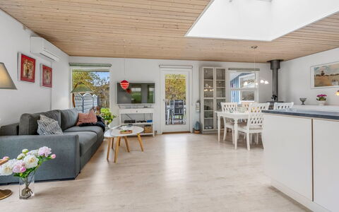 Einari - 500M from the Sea: Cabaña, Patio Interior, Yarda, Edificios Del Jardín, Cobertizo, Vía Muerta, Mueble Para Exteriores, Cuarto De Troncos, Estructura Al Aire Libre, Choza