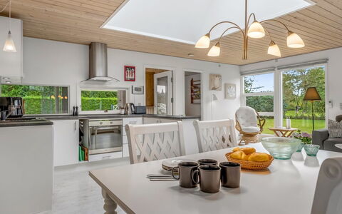 Einari - 500M from the Sea: Cabaña, Patio Interior, Yarda, Edificios Del Jardín, Cobertizo, Vía Muerta, Mueble Para Exteriores, Cuarto De Troncos, Estructura Al Aire Libre, Choza