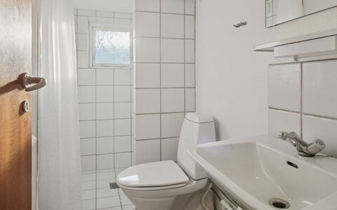 Tajo - 200M from the Sea: Piso, Arreglo De Tubería, Asiento Del Baño, Pared, Suelo, Baño, Baño, Diseño De Interiores, Lavabo, Lavabo Del Baño