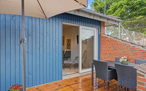 Asfrid - 80M from the Sea: Madera, Mueble, Piso, Suelo, Silla, Mueble Para Exteriores, Suelos De Madera, Puerta, Mesa, Manchas De Madera