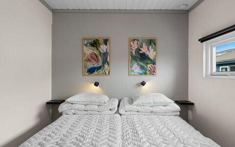 Asfrid - 80M from the Sea: Habitación, Diseño De Interiores, Techo, Cama, Sábana, Suelo, Linos, Lecho, Mueble, Encendiendo