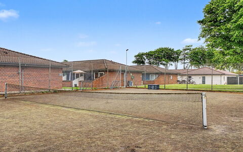 Asfrid - 80M from the Sea: Hierba, Barrio Residencial, El Terreno Del Lote, Llanura, Alambrador, Cercado Eslabonado, Césped, Sombra, Pista De Tenis, Cerca