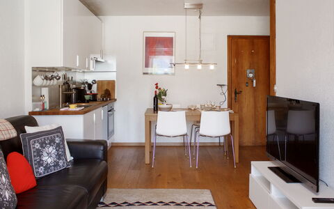 Apollo 2: Mueble, Diseño De Interiores, Piso, Pared, Suelo, Sofá, Habitación, Madera, Sala, Techo