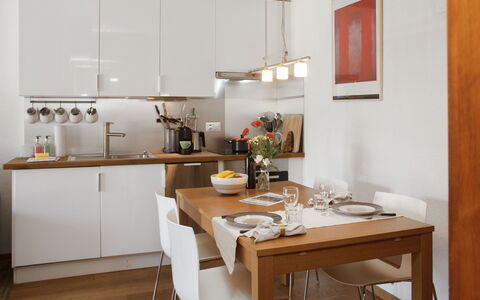 Apollo 2: Mueble, Cocina, Mostrador, Diseño De Interiores, Gabinetes, Aparato De Cocina, Piso, Pared, Lámpara, Madera
