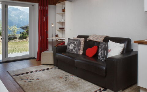 Apollo 2: Mueble, Diseño De Interiores, Sofá, Piso, Suelo, Madera, Sala, Techo, Habitación, Departamento