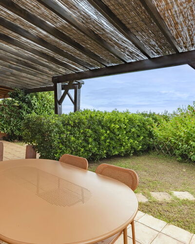 Bonifacio 650: Madera, Mueble, Mueble Para Exteriores, Sombra, Jardín, Manchas De Madera, Madera Dura, Mesa Al Aire Libre, Paisajismo, Patio Interior