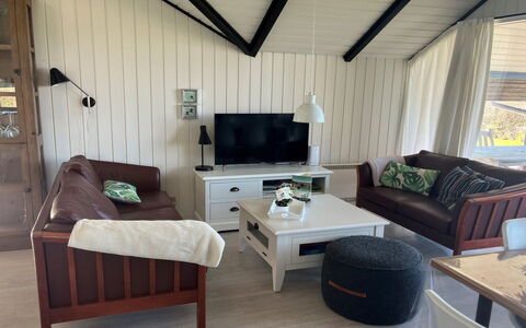 Filipa - 200M from the Sea: Mueble, Diseño De Interiores, Piso, Madera, Suelo, Techo, Sofá, Habitación, Sala, Encendiendo