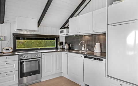 Filipa - 200M from the Sea: Cocina, Electrodoméstico, Mostrador, Aparato De Cocina, Diseño De Interiores, Techo, Piso, Arreglo De Tubería, Gabinetes, Estufa De Cocina