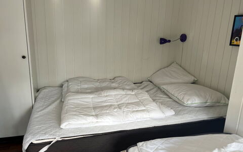 Filipa - 200M from the Sea: Habitación, Madera, Cama, Sábana, Lecho, Suelo, Piso, Mueble, Marco De La Cama, Linos