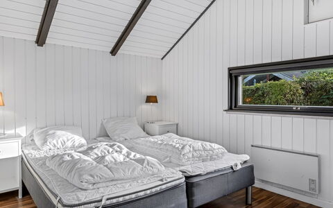 Filipa - 200M from the Sea: Habitación, Techo, Cama, Diseño De Interiores, Lecho, Sábana, Suelo, Marco De La Cama, Linos, Madera Dura