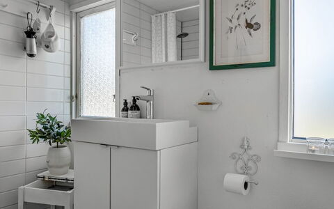 Kamilla - from the Sea: Diseño De Interiores, Pared, Arreglo De Tubería, Lavabo, Baño, Piso, Lavabo Del Baño, Mueble De Baño, Grifo, Suelo