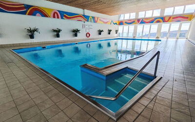 Sankt Urban 100: Piso, Piscina, Suelo, Techo, Recurso, Salón, Centro De Ocio, Hotel, Ciudad De Vacaciones, Loseta