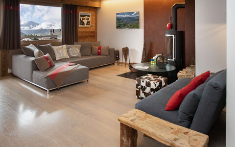 Soleil des Alpes: Mueble, Diseño De Interiores, Piso, Sofá, Suelo, Madera, Sala, Suelos De Madera, Casa, Techo