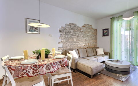 Marlen: Mueble, Diseño De Interiores, Piso, Sofá, Suelo, Techo, Mesa, Sala, Habitación, Encendiendo