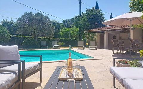 Les Pierres Fleuries: Mueble, Mueble Para Exteriores, Piscina, Silla, Recurso, Sombra, Mesa, Mesa Al Aire Libre, Paraguas, Eco Hotel