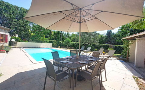 Les Pierres Fleuries: Mueble, Paraguas, Silla, Mueble Para Exteriores, Mesa, Piscina, Sombra, Mesa Al Aire Libre, Cocina Y Comedor Mesa, Recurso