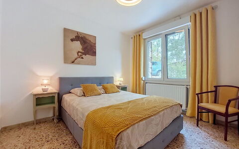 Les Pierres Fleuries: Cama, Diseño De Interiores, Mueble, Habitación, Lecho, Sábana, Pared, Habitación, Techo, Madera