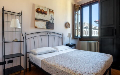 Cuore Di Firenze Apartment: Cama, Habitación, Pared, Lecho, Diseño De Interiores, Sábana, Mueble, Marco De La Cama, Habitación, Suelo