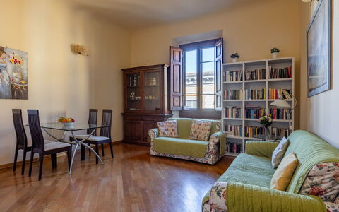 Cuore Di Firenze Apartment: Mueble, Diseño De Interiores, Piso, Pared, Madera, Suelo, Habitación, Sofá, Sala, Techo