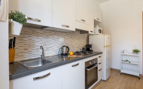 Casa La Conchiglia: Mostrador, Cocina, Electrodoméstico, Aparato De Cocina, Mueble, Diseño De Interiores, Madera, Piso, Gabinetes, Fregadero