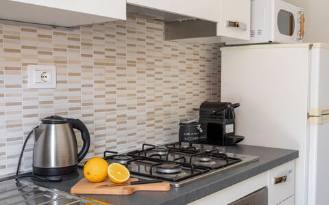 Casa La Conchiglia: Cocina, Mostrador, Aparato De Cocina, Diseño De Interiores, Madera, Piso, Electrodoméstico, Electrodoméstico, Gabinetes, Suelo