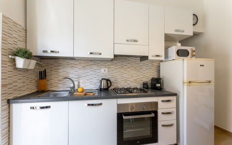 Casa La Conchiglia: Cocina, Aparato De Cocina, Mostrador, Gabinetes, Electrodoméstico, Mueble, Madera, Diseño De Interiores, Estufa De Cocina, Electrodoméstico