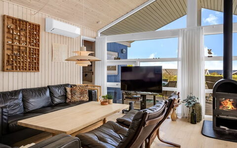 Tjarven - 350M from the Sea: Madera, Diseño De Interiores, Mueble, Casa, Sofá, Techo, Sala, Encendiendo, Suelo