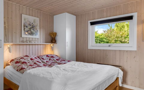 Tjarven - 350M from the Sea: Habitación, Madera, Cama, Diseño De Interiores, Piso, Sábana, Suelo, Mueble, Techo, Lecho