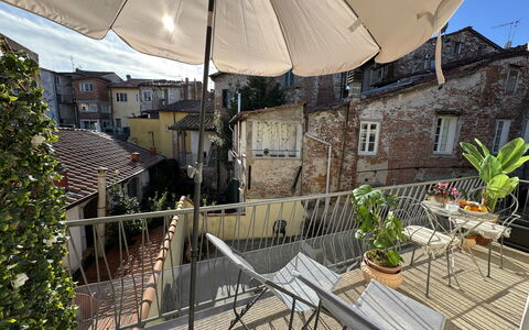 Casa Capolino: Balcón, Departamento, Maceta, Planta De Casa, Silla