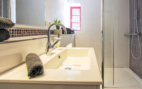 Schwalenberg 111: Baño, Lavabo Del Baño, Arreglo De Tubería, Lavabo, Diseño De Interiores, Piso, Grifo, Suelo, Plomería, Bañera