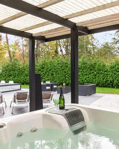 Frösakull Paradiset: Mueble, Mueble Para Exteriores, Sombra, Piscina, Material Compuesto, Ocio, Recurso, Eco Hotel, Silla, Estructura Al Aire Libre