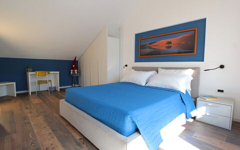 House Martina: Mueble, Diseño De Interiores, Piso, Suelo, Habitación, Cama, Madera, Habitación, Techo, Departamento