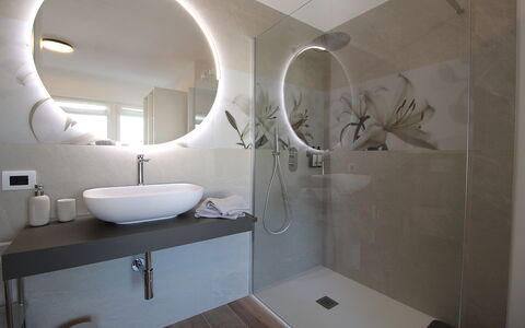 House Martina: Arreglo De Tubería, Diseño De Interiores, Baño, Piso, Suelo, Lavabo Del Baño, Grifo, Plomería, Techo, Encendiendo