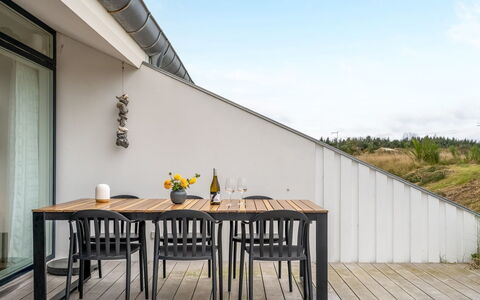 Adelbrand - 1Km from the Sea: Madera, Mueble, Departamento, Habitación, Techo, Manchas De Madera, Silla, Madera Dura, Barniz, Maderas