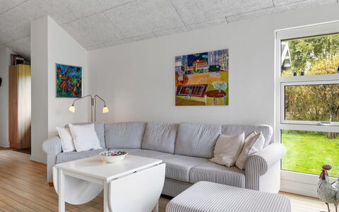 Lanica - 150M from the Sea: Mueble, Diseño De Interiores, Piso, Suelo, Madera, Techo, Sofá, Encendiendo, Sala, Habitación
