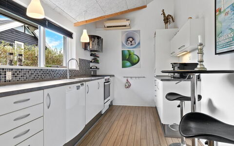 Lanica - 150M from the Sea: Cocina, Mostrador, Aparato De Cocina, Diseño De Interiores, Electrodoméstico, Piso, Techo, Electrodoméstico, Mueble, Gabinetes
