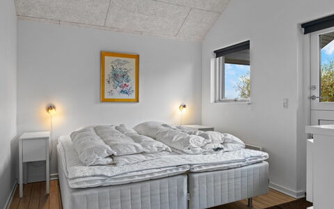 Lanica - 150M from the Sea: Habitación, Techo, Casa, Cama, Lecho, Sábana, Marco De La Cama, Congelación, Linos, La Luz Del Día